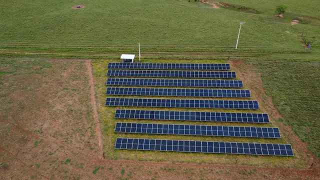 Usina fotovoltaica da Linus vista de cima: oito fileiras de módulos em área cercada no pasto.